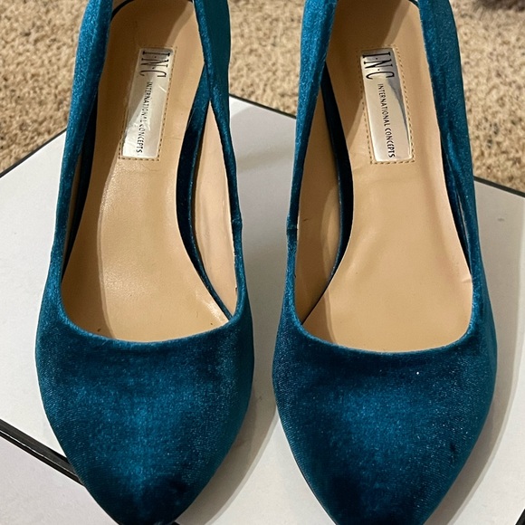 INC, velvet style ladies pumps Peacock in color excellent condition! - Picture 2 of 6